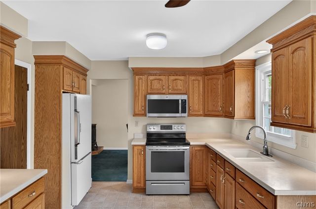 6143 Palisades Dr, Cicero, NY 13039