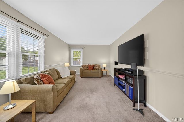 6143 Palisades Dr, Cicero, NY 13039
