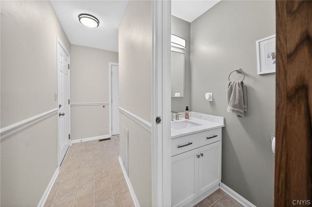 6143 Palisades Dr, Cicero, NY 13039