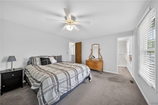 6143 Palisades Dr, Cicero, NY 13039