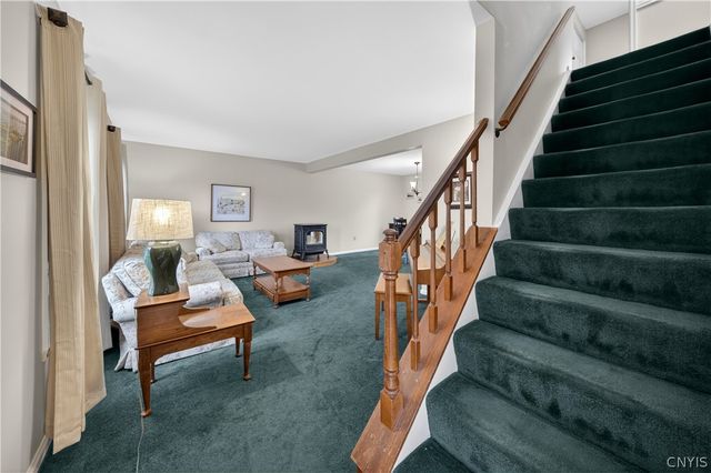 6143 Palisades Dr, Cicero, NY 13039