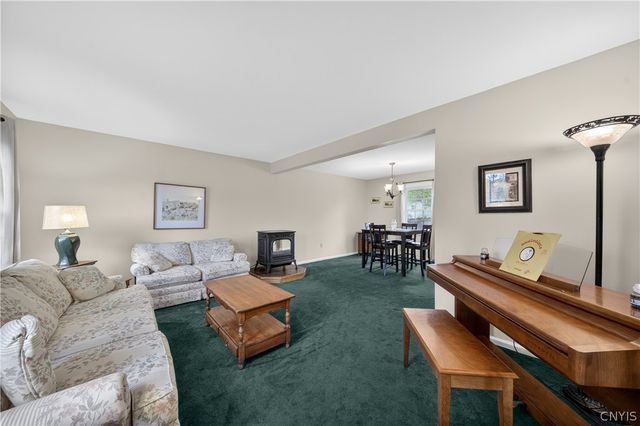 6143 Palisades Dr, Cicero, NY 13039