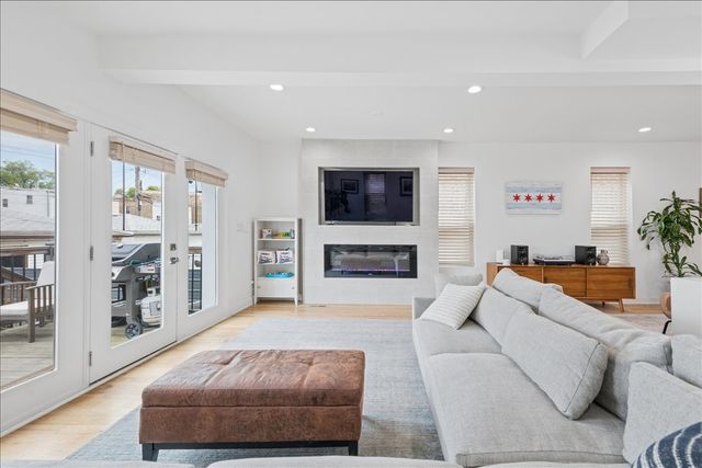 3424 W Beach Avenue, Chicago, IL 60651
