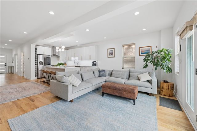 3424 W Beach Avenue, Chicago, IL 60651