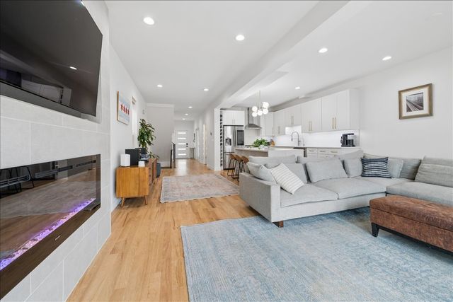 3424 W Beach Avenue, Chicago, IL 60651
