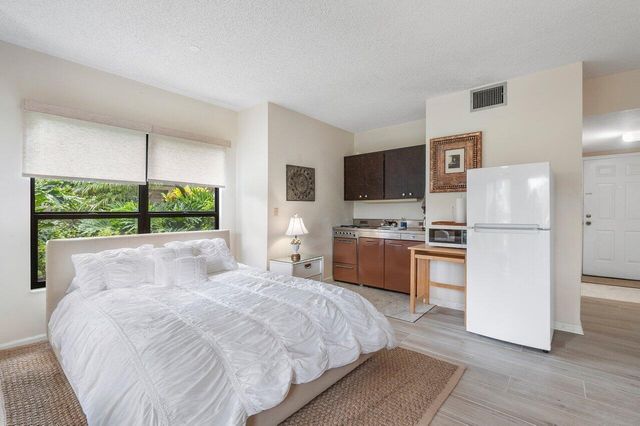 11863 Wimbledon Circle 427, Wellington, FL 33414