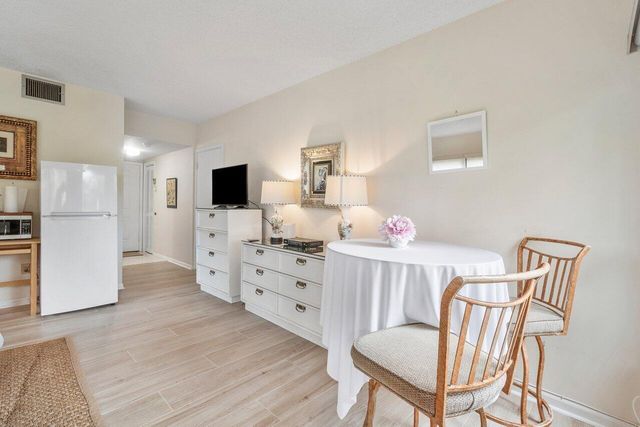 11863 Wimbledon Circle 427, Wellington, FL 33414