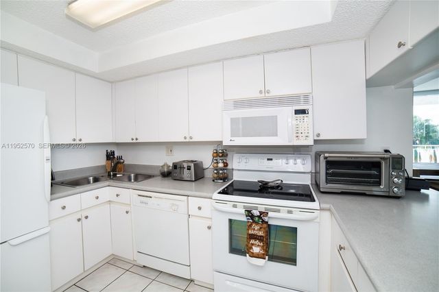 18000 N Bay Rd 404, Sunny Isles Beach, FL 33160