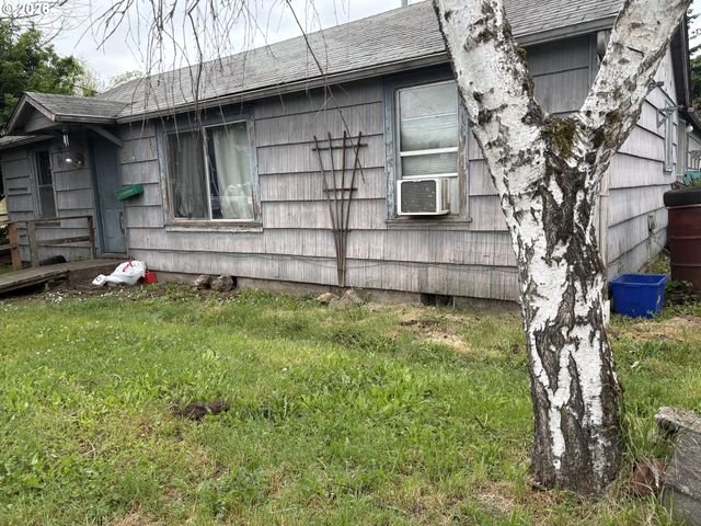 394 S 37TH St, Springfield, OR 97478