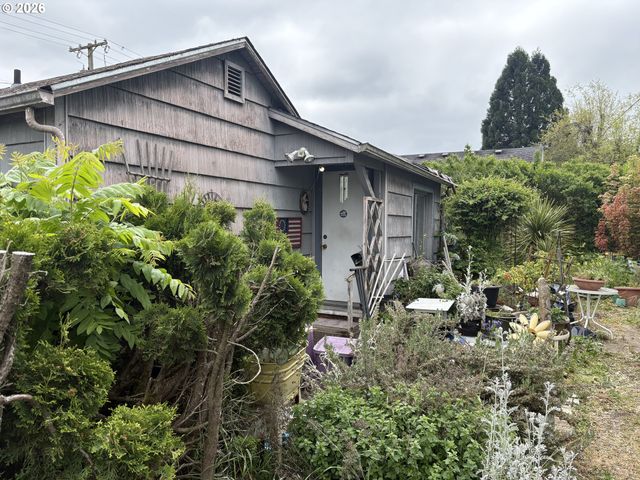 394 S 37TH St, Springfield, OR 97478