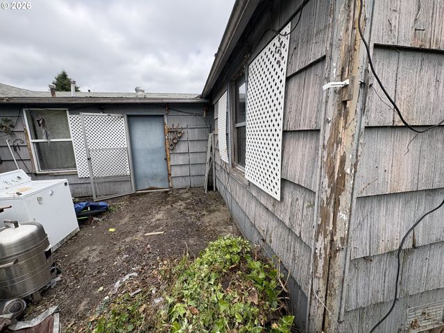 394 S 37TH St, Springfield, OR 97478