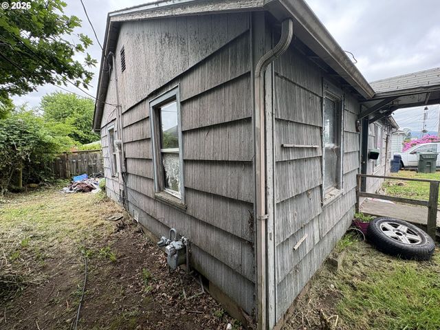 394 S 37TH St, Springfield, OR 97478