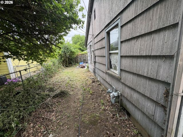 394 S 37TH St, Springfield, OR 97478