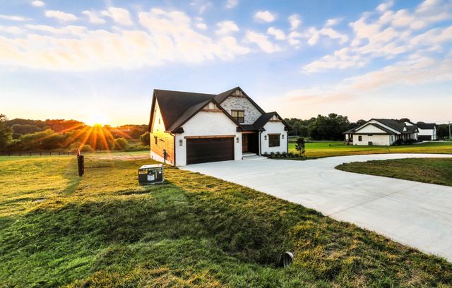 230 Hall Ct, Adams, TN 37010