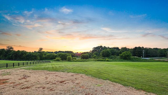 230 Hall Ct, Adams, TN 37010