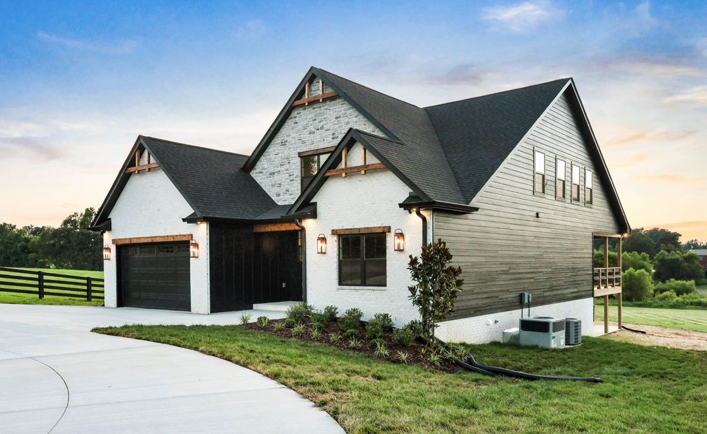 230 Hall Ct, Adams, TN 37010