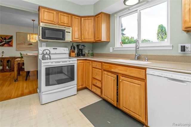 3739 Fife Lane, West Bloomfield, MI 48323