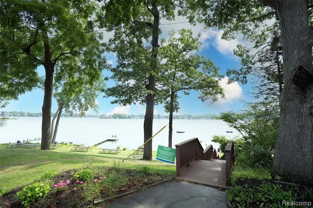 3739 Fife Lane, West Bloomfield, MI 48323