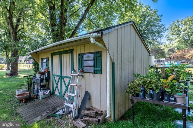 22 SALISBURY LN, Malvern, PA 19355