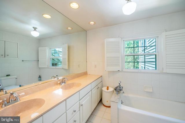 22 SALISBURY LN, Malvern, PA 19355