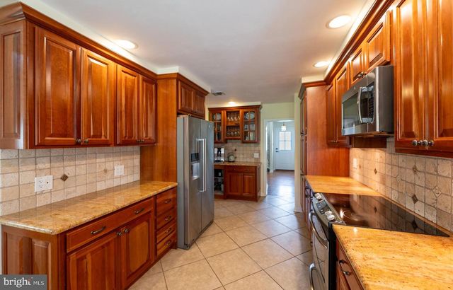 22 SALISBURY LN, Malvern, PA 19355