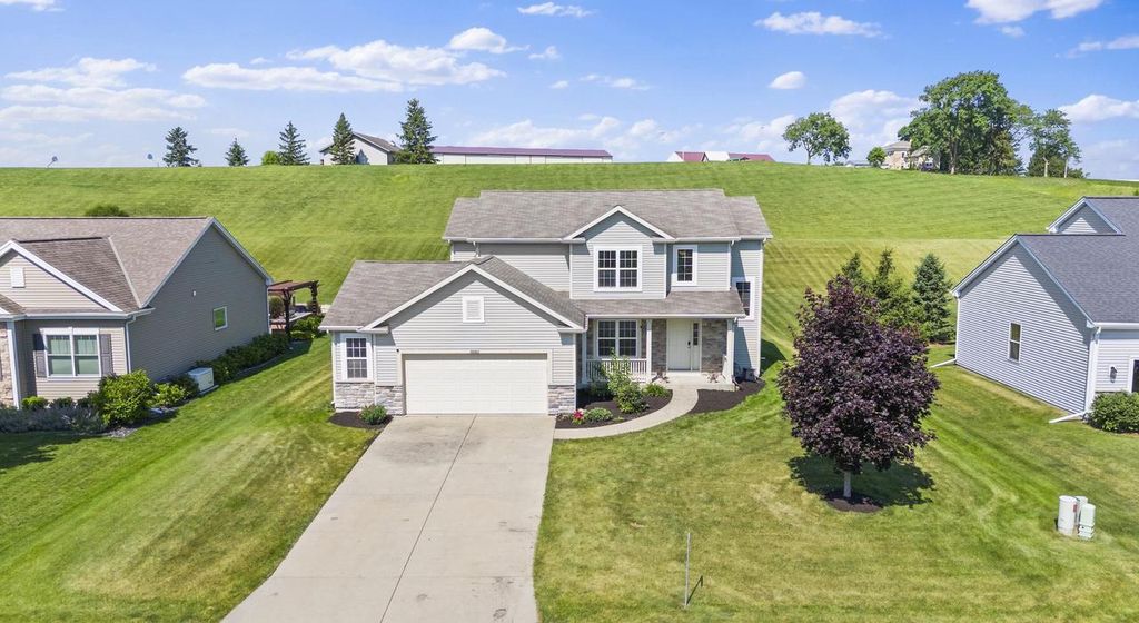 N8263 Woody LANE, Ixonia, WI 53036