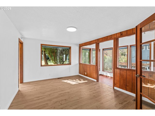 350 LOMA LINDA Ln, Eugene, OR 97405