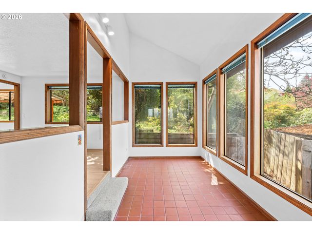 350 LOMA LINDA Ln, Eugene, OR 97405