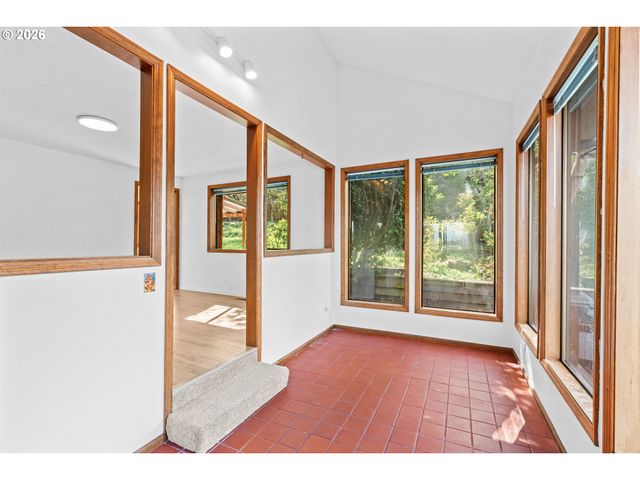 350 LOMA LINDA Ln, Eugene, OR 97405