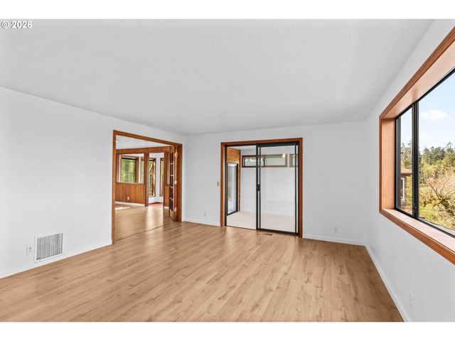 350 LOMA LINDA Ln, Eugene, OR 97405