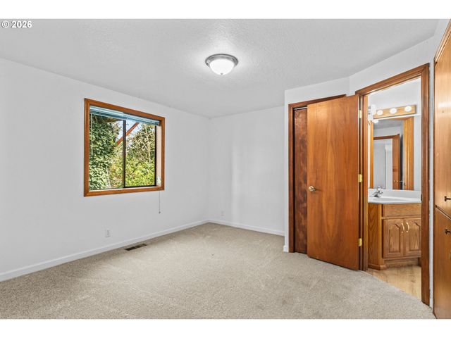 350 LOMA LINDA Ln, Eugene, OR 97405