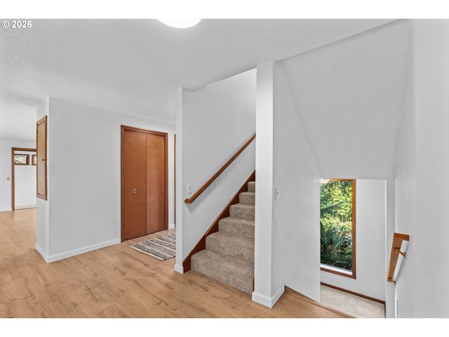 350 LOMA LINDA Ln, Eugene, OR 97405