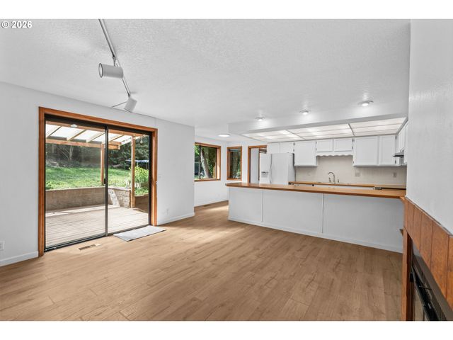 350 LOMA LINDA Ln, Eugene, OR 97405