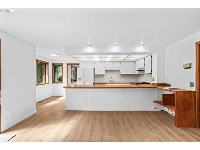 350 LOMA LINDA Ln, Eugene, OR 97405