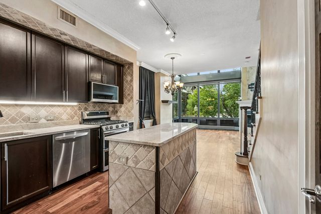 600 N KINGSBURY Street 101, Chicago, IL 60654