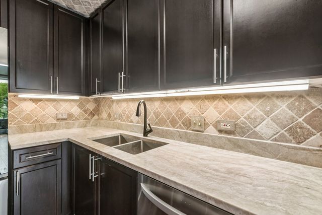 600 N KINGSBURY Street 101, Chicago, IL 60654