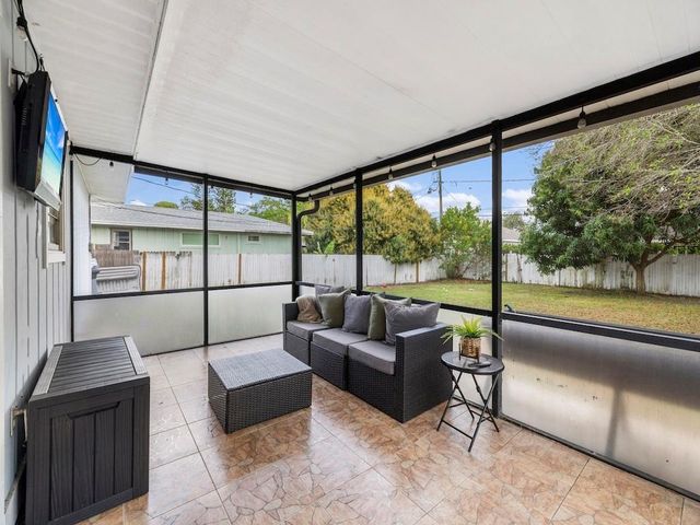 121 NW Doreen St, Port St Lucie, FL 34983