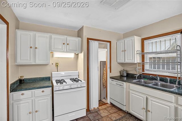 12040 W Parkway Street, Detroit, MI 48239