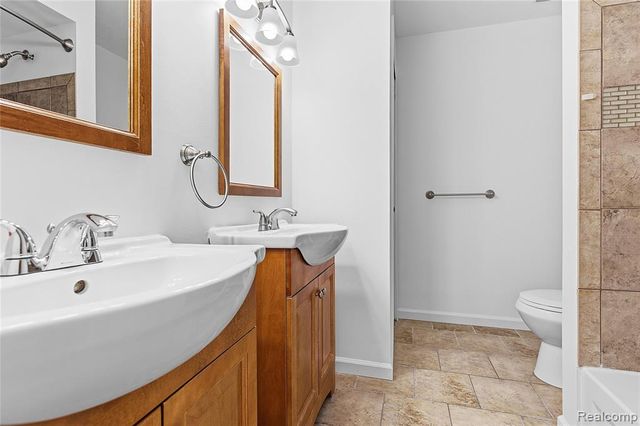 1855 Meadow Dale Court 18, Rochester Hills, MI 48309