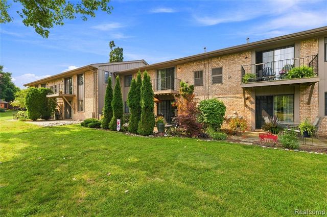 1855 Meadow Dale Court 18, Rochester Hills, MI 48309