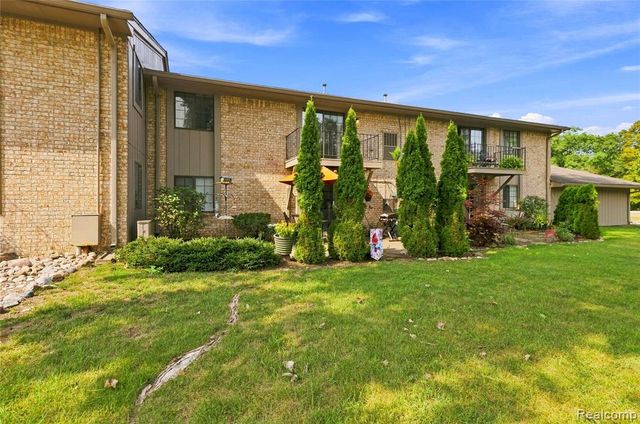 1855 Meadow Dale Court 18, Rochester Hills, MI 48309