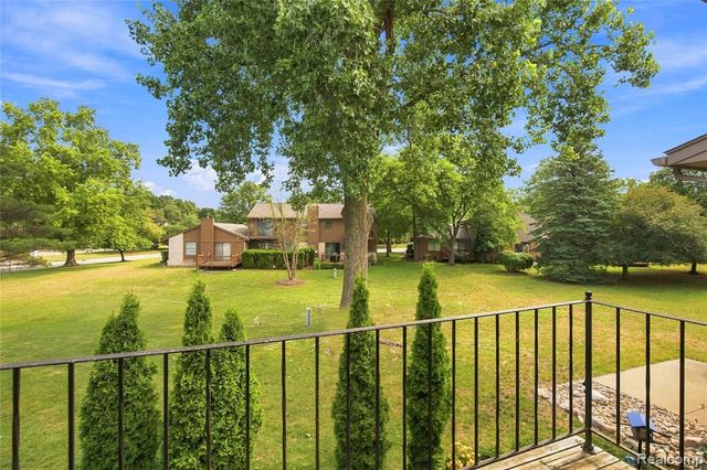 1855 Meadow Dale Court 18, Rochester Hills, MI 48309
