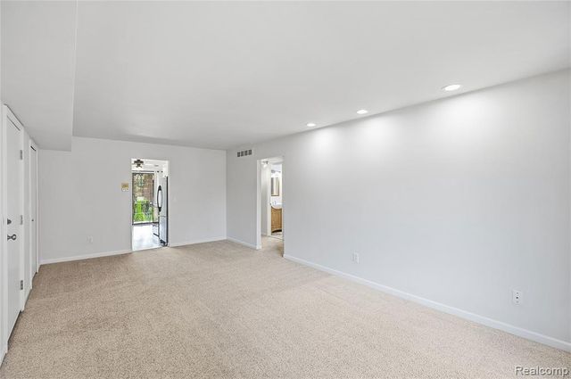 1855 Meadow Dale Court 18, Rochester Hills, MI 48309