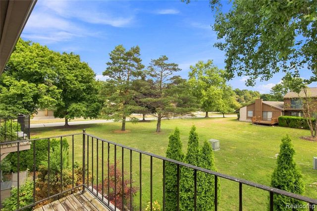 1855 Meadow Dale Court 18, Rochester Hills, MI 48309