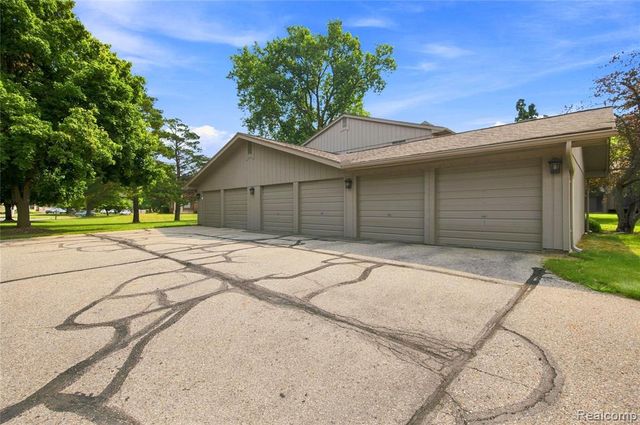 1855 Meadow Dale Court 18, Rochester Hills, MI 48309