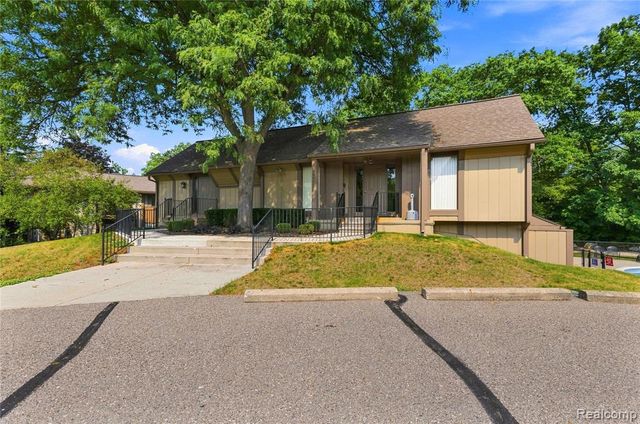 1855 Meadow Dale Court 18, Rochester Hills, MI 48309