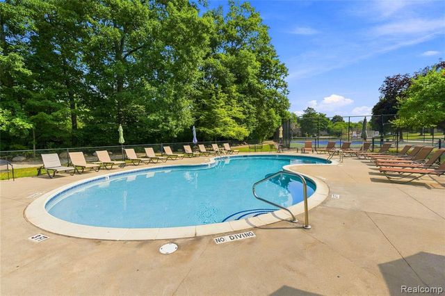 1855 Meadow Dale Court 18, Rochester Hills, MI 48309