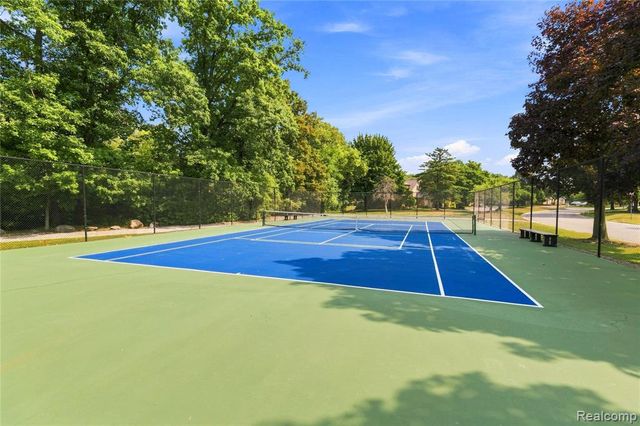 1855 Meadow Dale Court 18, Rochester Hills, MI 48309