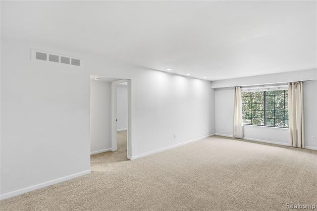 1855 Meadow Dale Court 18, Rochester Hills, MI 48309