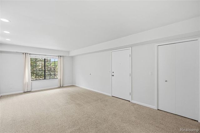 1855 Meadow Dale Court 18, Rochester Hills, MI 48309